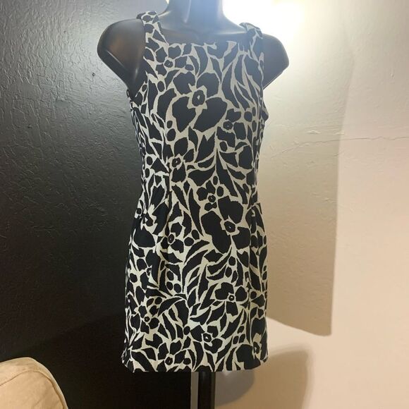 - Cute summer dress great for a party or special event - Picture 2 of 3